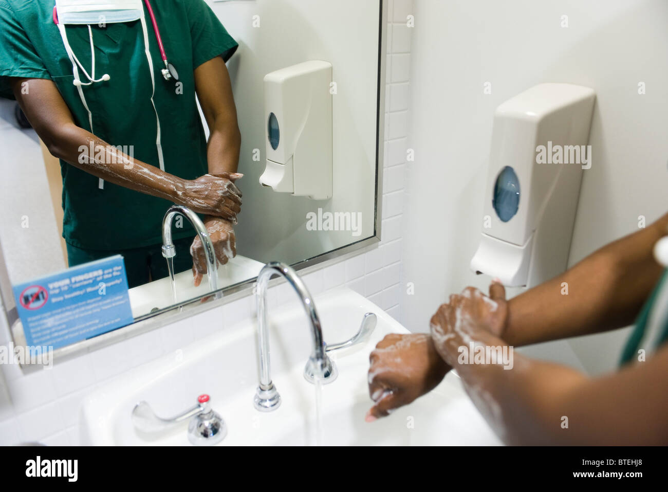 Händewaschen Mitarbeiter Stockfoto