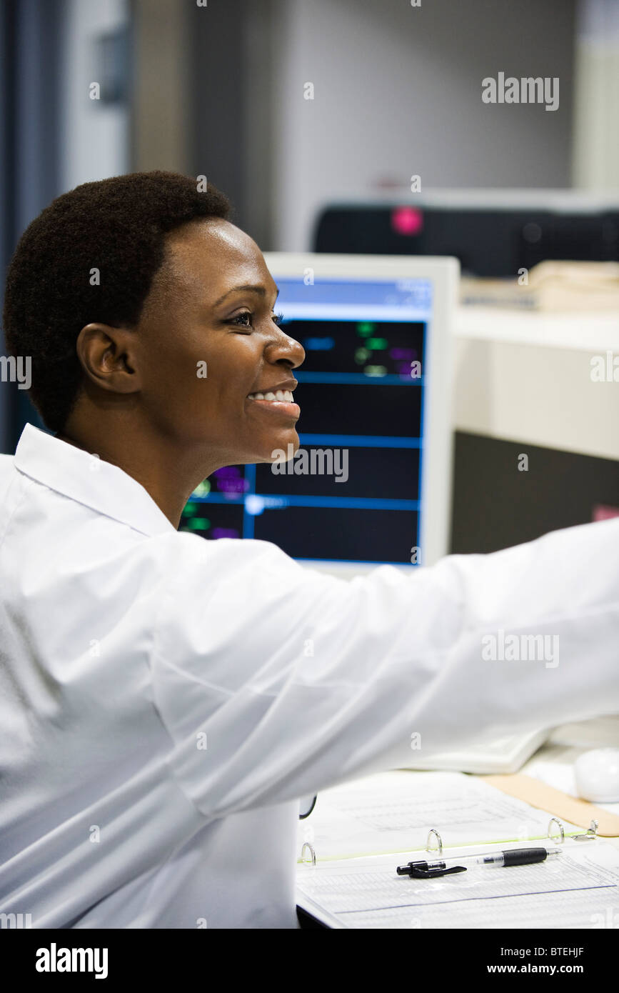 Mitarbeiter bei der Arbeit an der Krankenschwester station Stockfoto