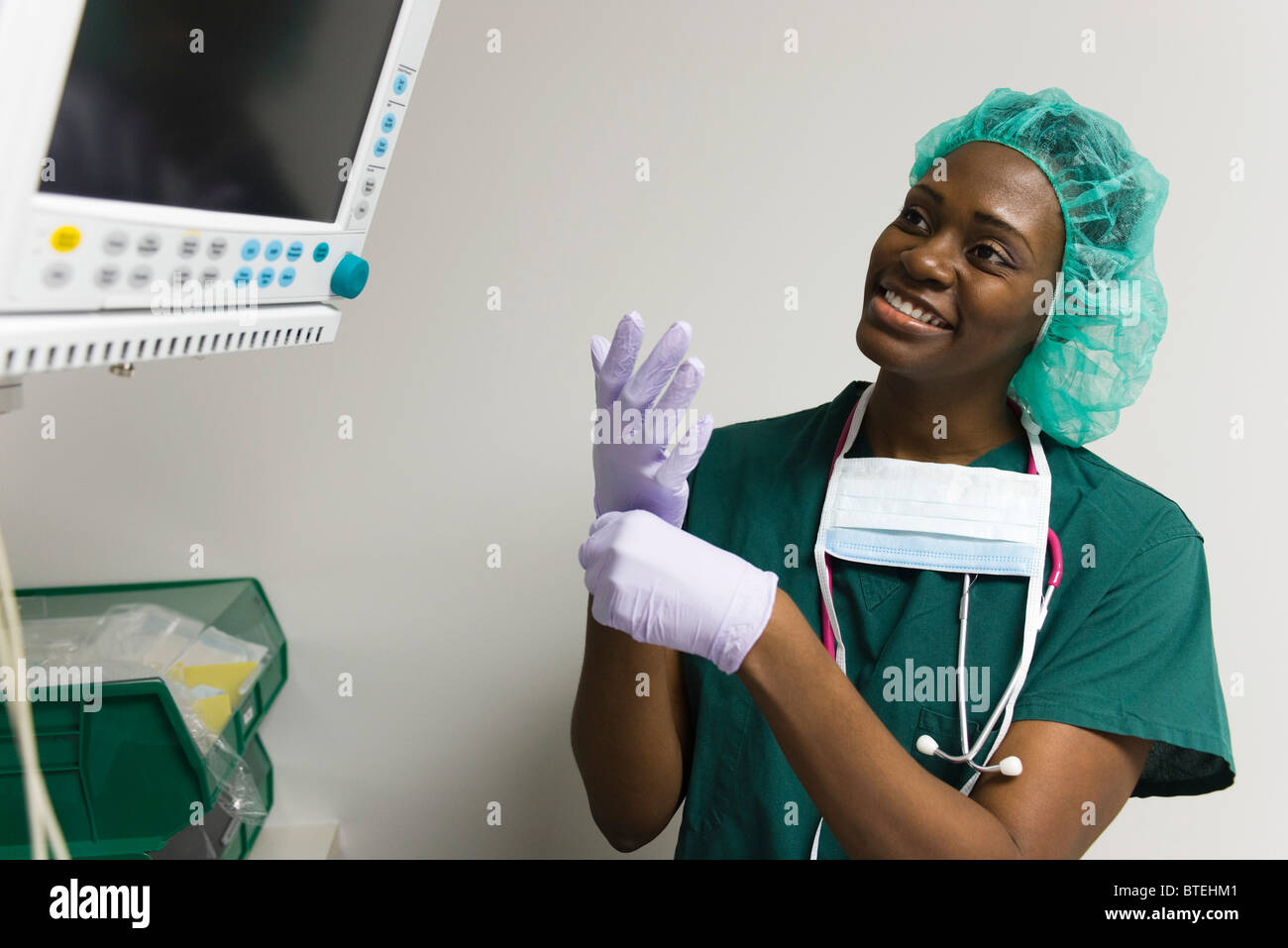 Krankenschwester Überprüfung medizinischer Geräte monitor Stockfoto