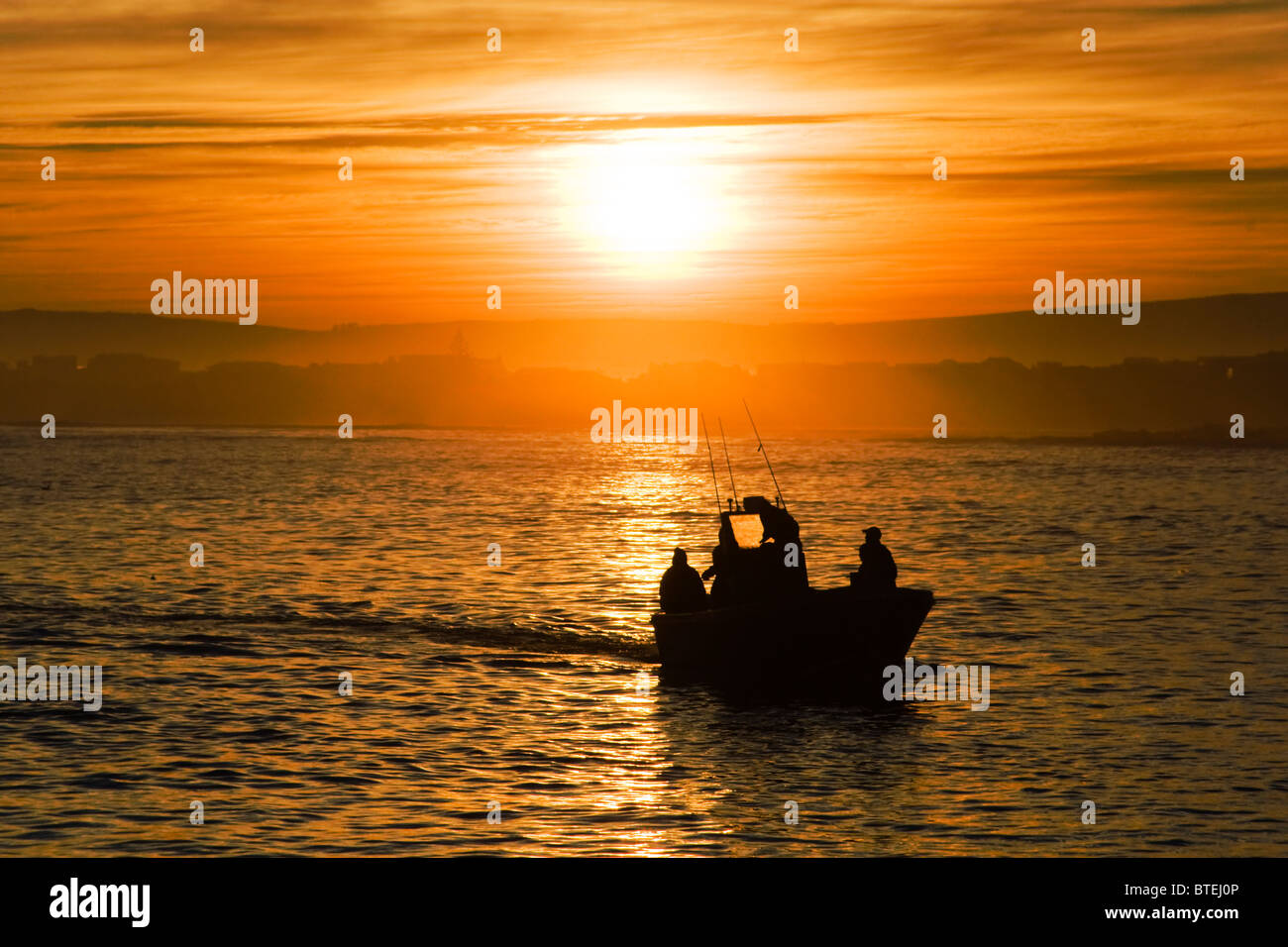 Angelboot/Fischerboot Silhouette früh morgens Sonnenaufgang und als es leitet heraus zum Meer Stockfoto