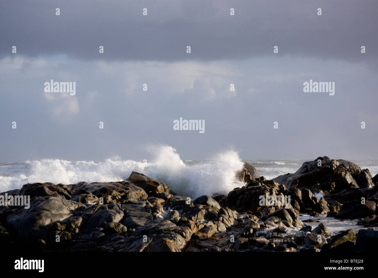 Wellen, die auf Felsen am Tsaarsbank Stockfoto