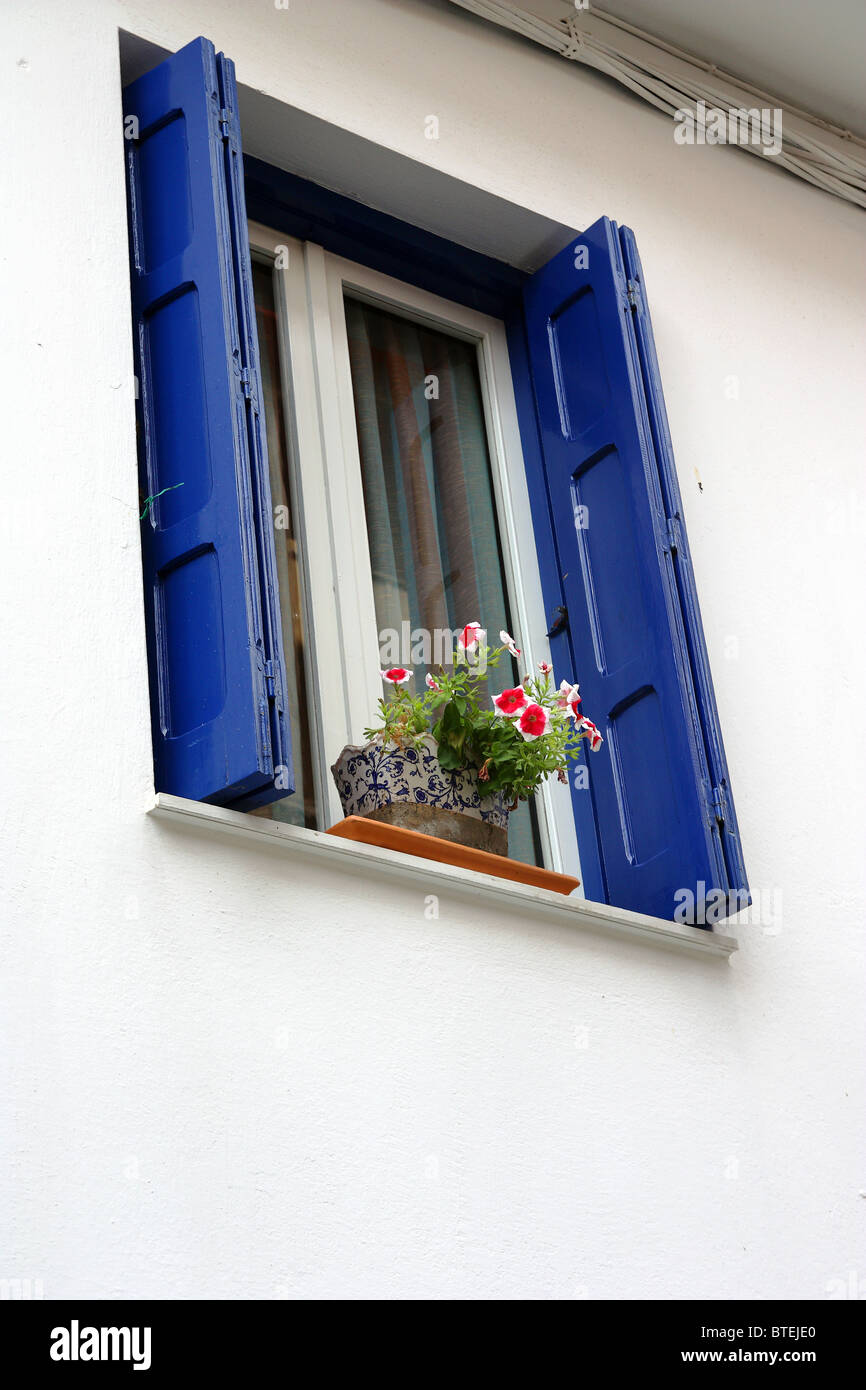 Fenster mit blauen Fensterläden und Blumen, griechische Insel Skopelos Stockfoto