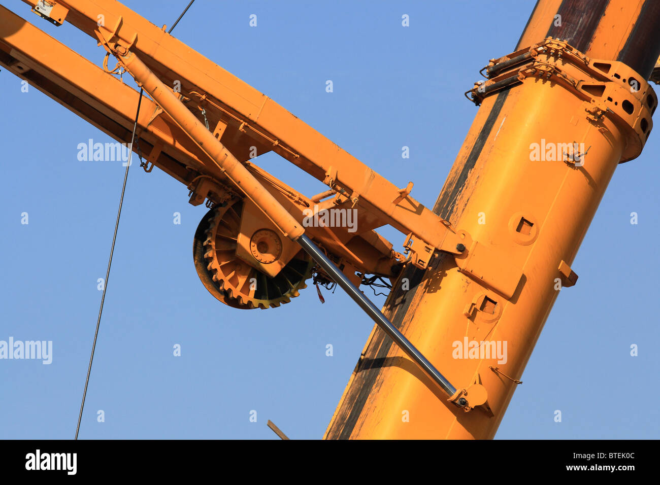 Fragment eines gelben Schwerlast-Krans Stockfoto