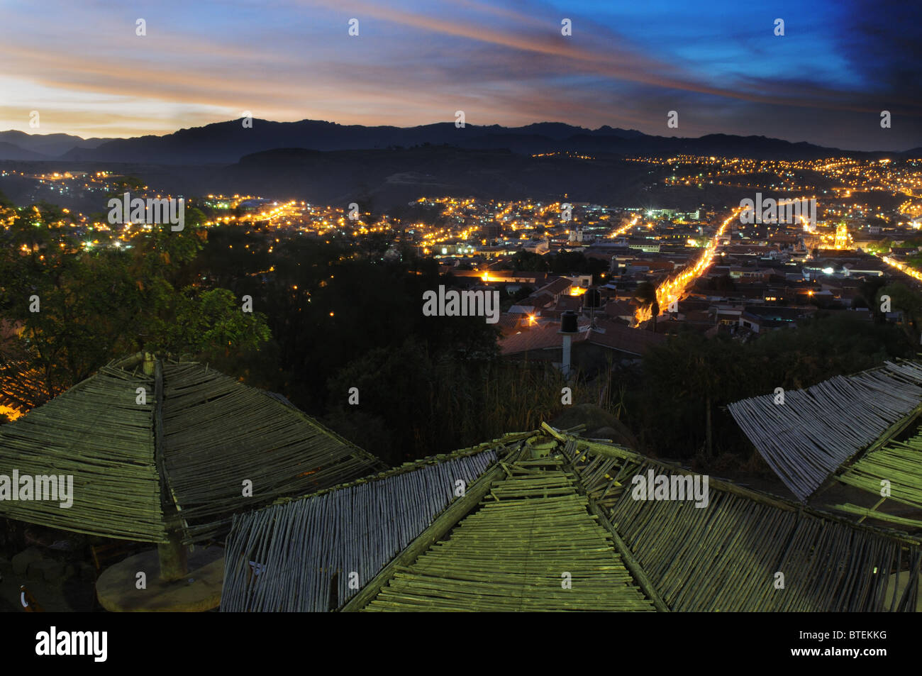 Eine Nacht Blick über Sucre, Bolivien Stockfoto