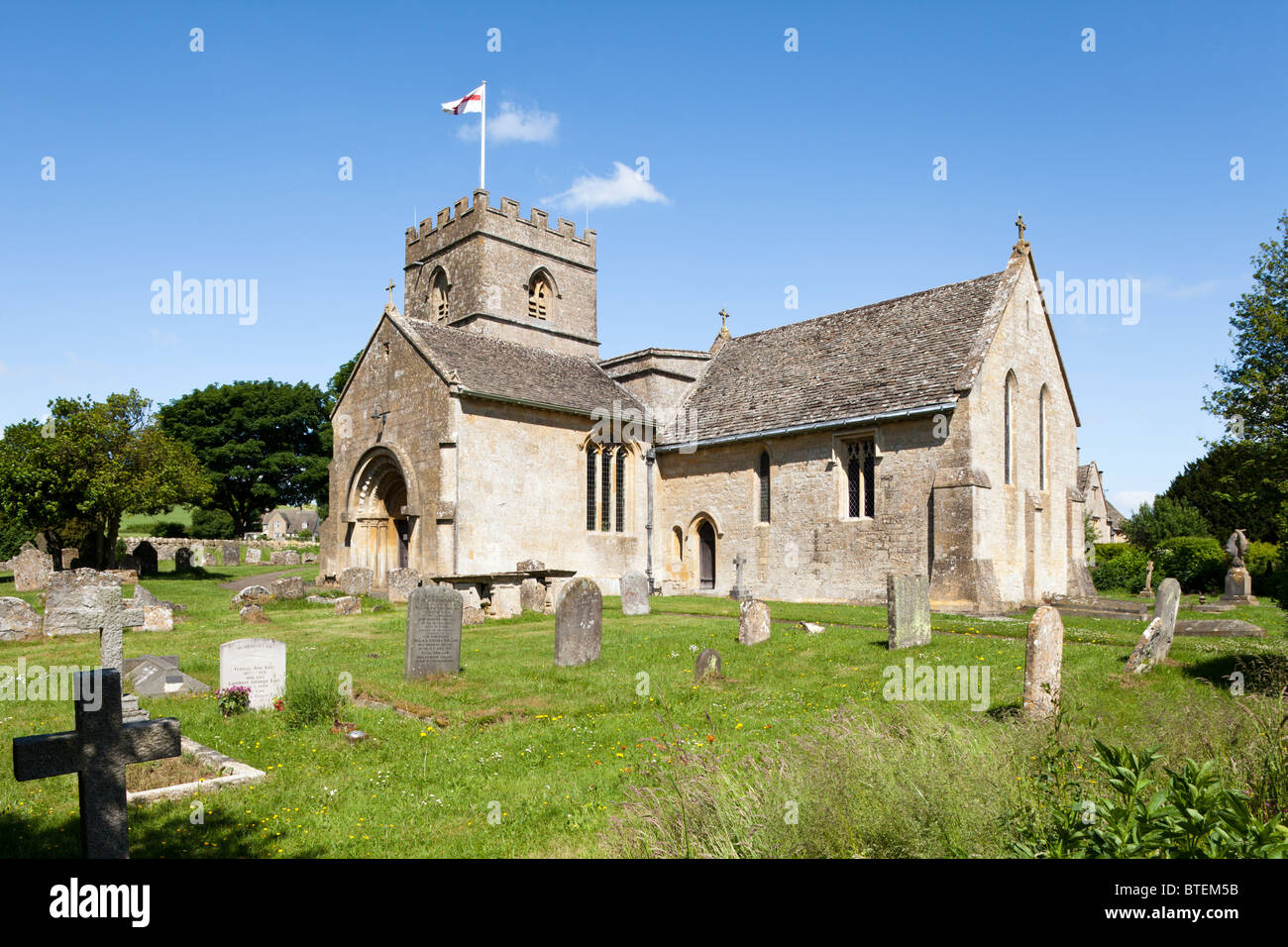 Norman St. Michaelis-Kirche in Cotswold Dorf des Guiting Power, Gloucestershire Stockfoto