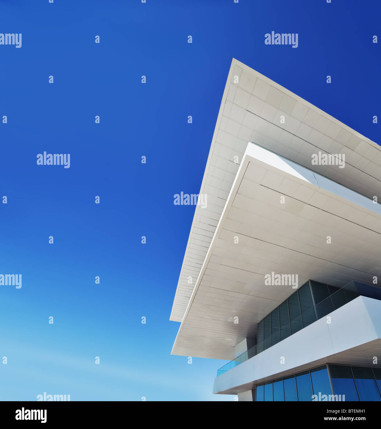 Moderne Architektur Gebäude Detail gegen blauen Himmel mit Textfreiraum Stockfoto