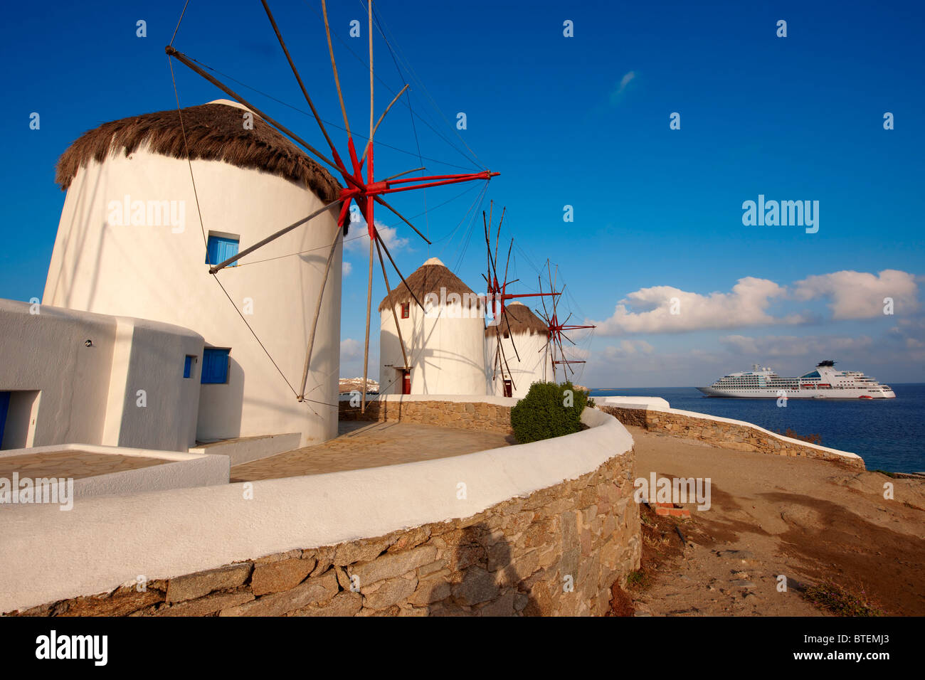 Die traditionellen griechischen Windmühlen von Mykonos Chora. Kykladen, Griechenland Stockfoto