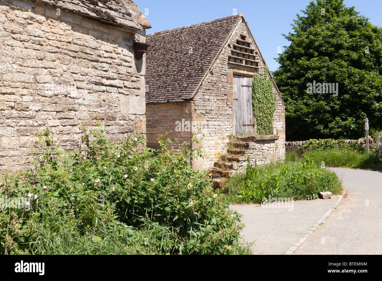 Cotswold steinerne Scheune im Dorf Condicote, Gloucestershire Stockfoto