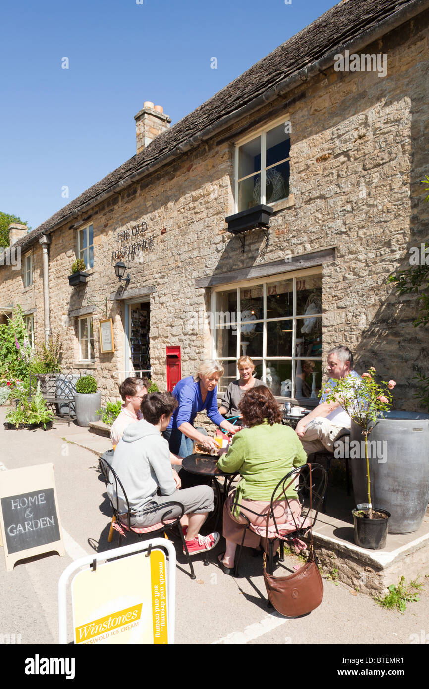 Alfresco Kaffeepause außerhalb der Alten Post in der Cotswold Dorf Guiting Macht, Gloucestershire, Großbritannien Stockfoto