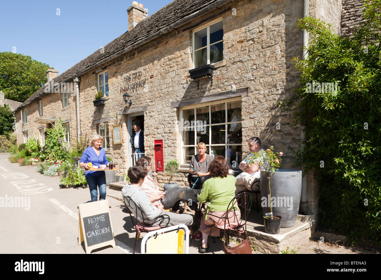 Alfresco Kaffeepause außerhalb der Alten Post in der Cotswold Dorf Guiting Macht, Gloucestershire, Großbritannien Stockfoto