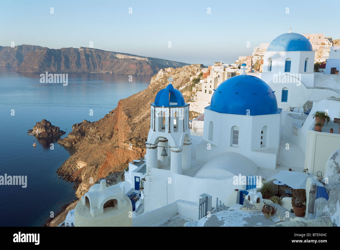 Oia Santorini, Griechenland. Blick auf die Stadt mit den berühmten zwei blaue Kuppel Kirchen Stockfoto