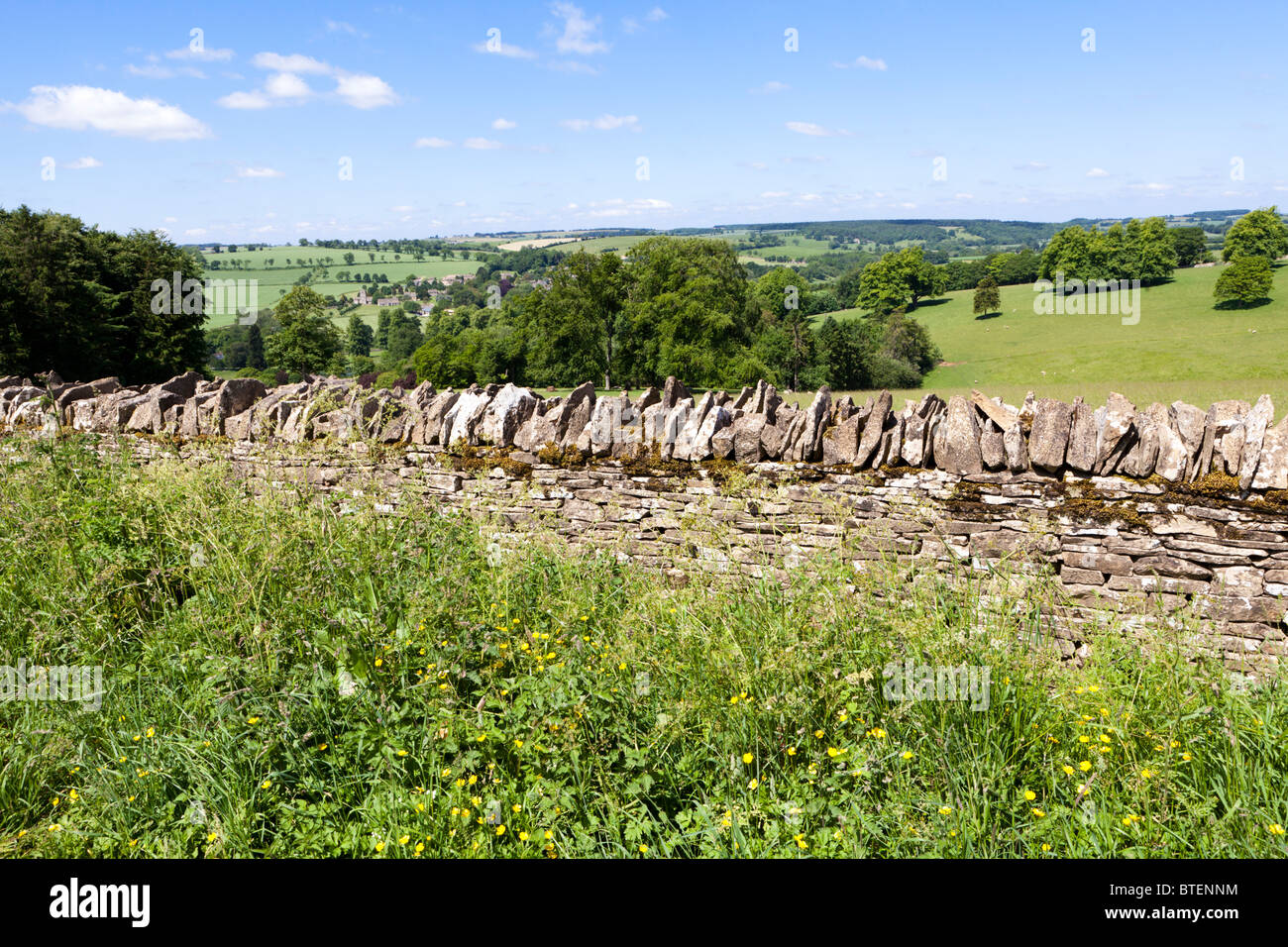 Eine typische Cotswold Trockenmauer auf den Hügeln über dem Dorf Guiting Power, Gloucestershire Stockfoto