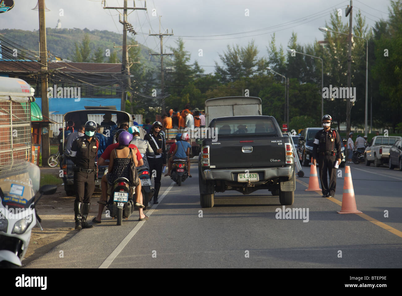 Thailändische Polizei am Straßenrand suchen Sie Sturzhelme und Führerscheine, Phuket Thailand Stockfoto
