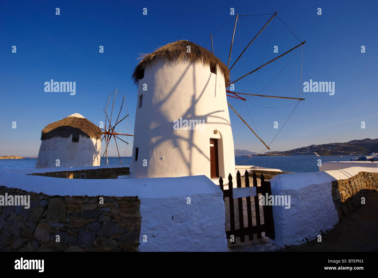 Die traditionellen griechischen Windmühlen von Mykonos Chora. Kykladen, Griechenland Stockfoto