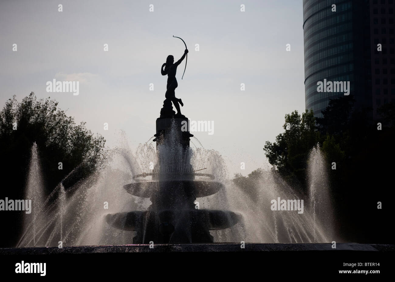 Brunnenskulptur von Diana die Jägerin, die römische Göttin der Jagd, im Boulevard Paseo De La Reforma, Mexiko-Stadt. Stockfoto