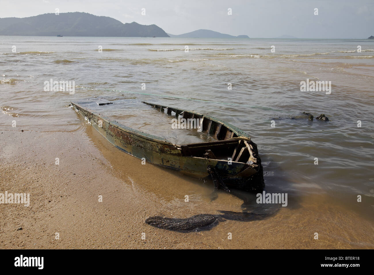 Ein Boot, das bessere Tage, in Chalong Bay, Phuket Thailand gesehen hat Stockfoto