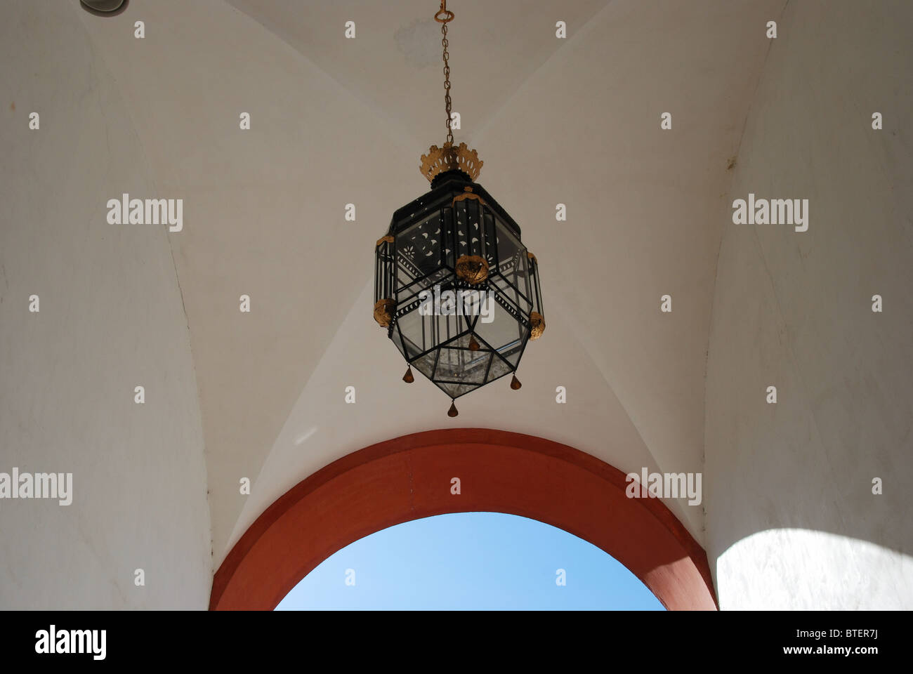 Marokkanischen Stil Licht, Casa de Pilatos, Sevilla, Provinz Sevilla, Andalusien, Südspanien, Westeuropa. Stockfoto