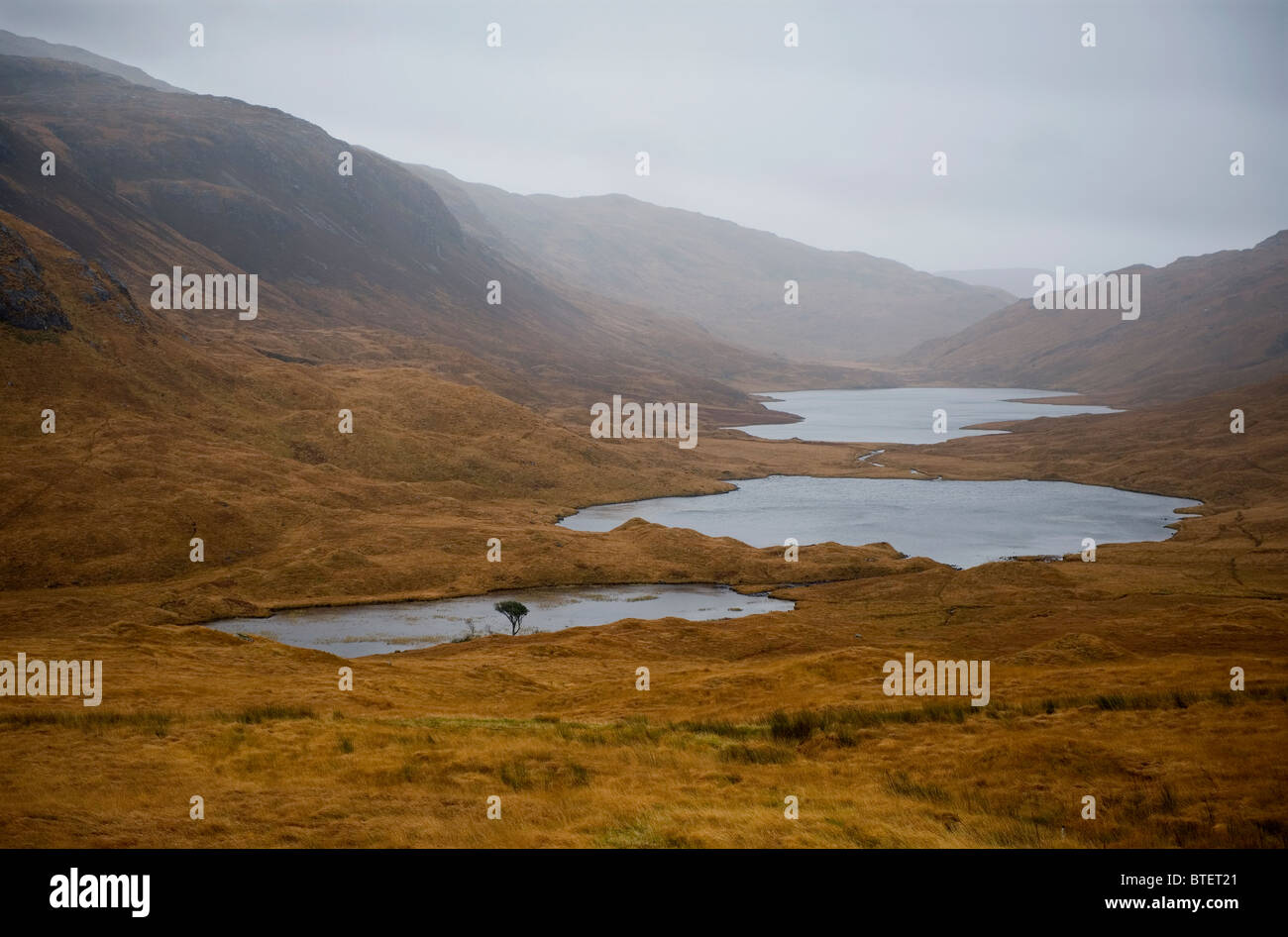 Isle of Mull, Schottland. Herbstliche Landschaft mit Blick auf Loch Airdeglais Loch Sguabain Loch An Eilein, von der A849 Straße. Stockfoto
