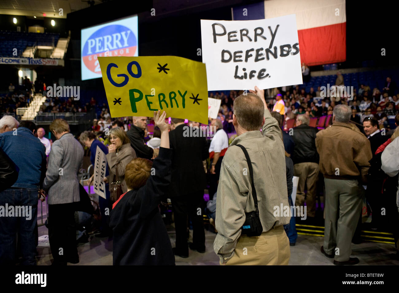 Befürworter der Texas-Gouverneur Rick Perry und sein Sohn halten pro-Perry Zeichen bei einer Wiederwahl-Kampagne-Kundgebung in Cypress, Texas, USA Stockfoto