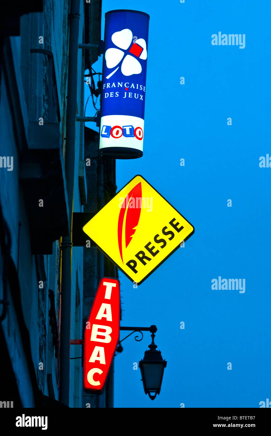 Französische Lotterie, Zeitungen und Tabakwaren Schilder - Frankreich. Stockfoto