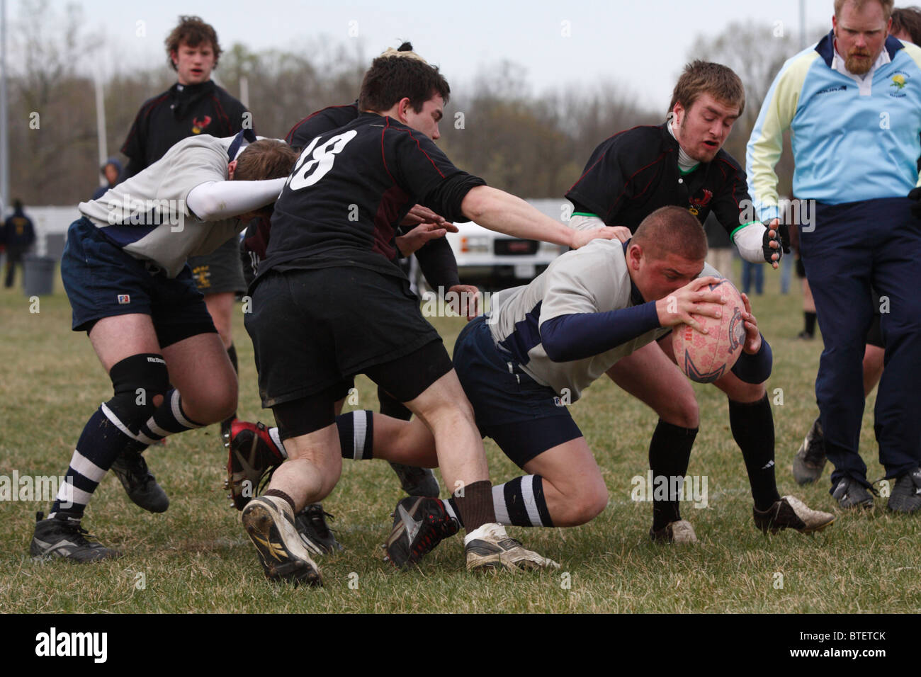 Eine Georgetown University Rugby-Spieler erhält einen Versuch gegen die Temple University während eines Spiels. Stockfoto