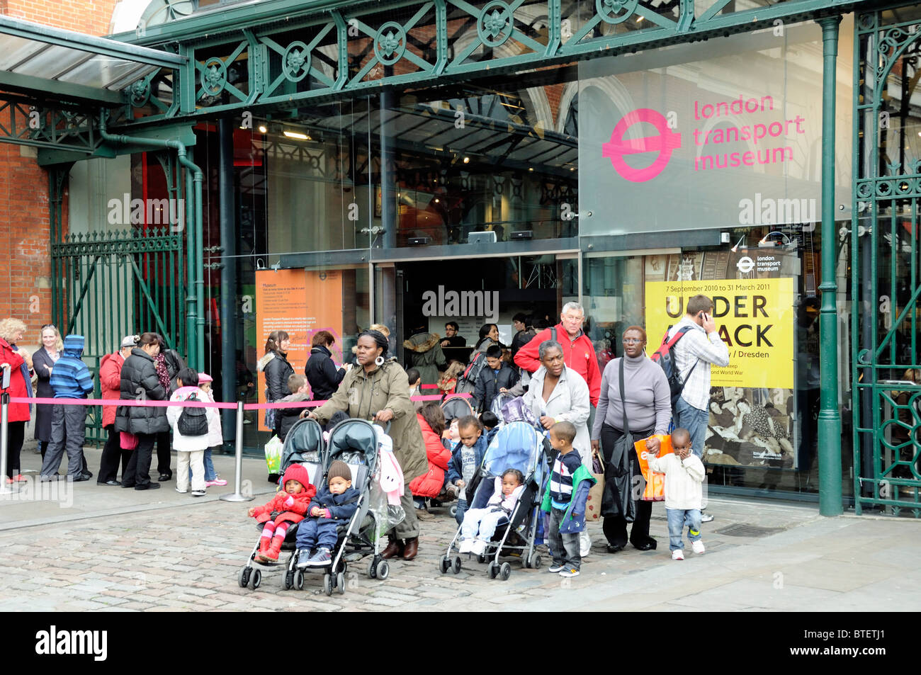 Mütter mit Kindern im Kinderwagen verlassen das London Transport Museum in Covent Garden England Großbritannien UK Stockfoto