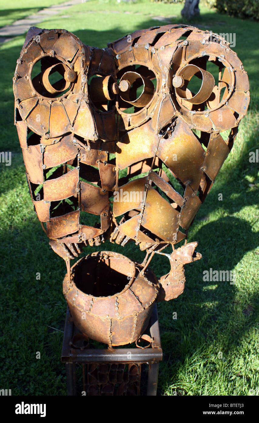 geschweißte Stahl Garten Skulptur der Eulen Stockfoto