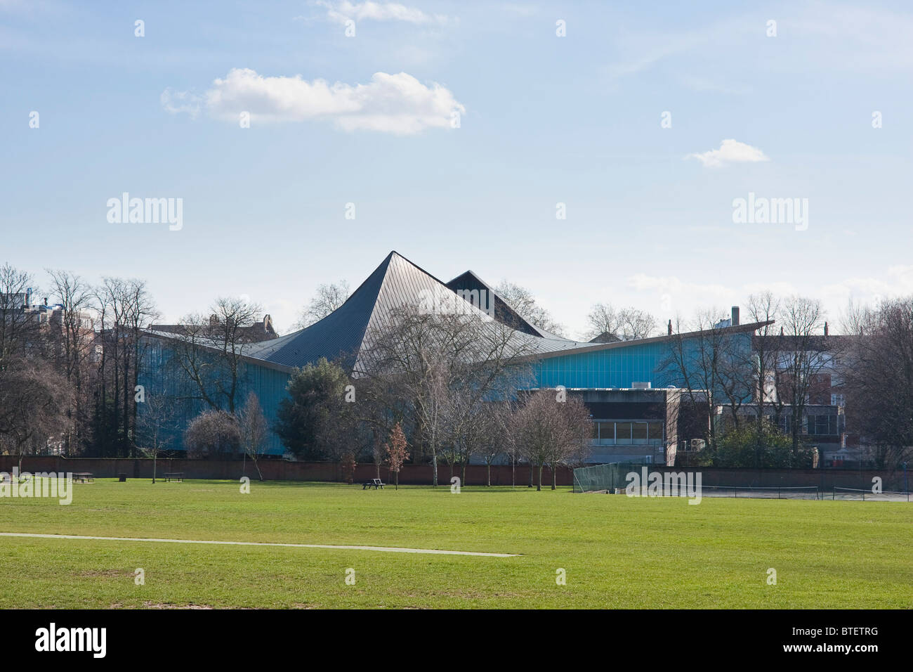 Commonwealth Institute aus Holland Park im zeitigen Frühjahr, März 2010 Stockfoto