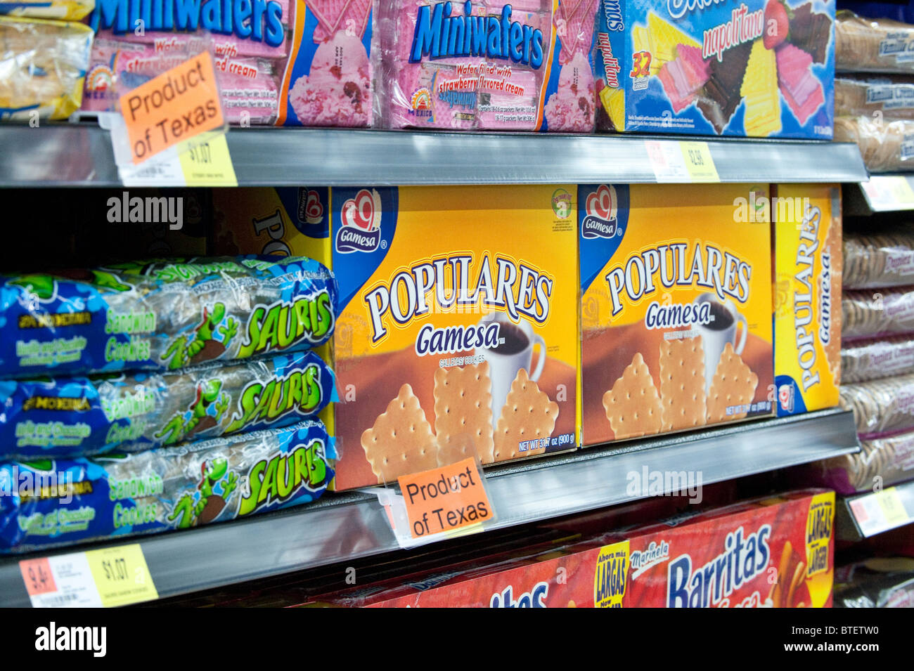 Anzeige der Kekse und Cracker mit dual Englisch/Spanisch Sprache Verpackung bei Wal-Mart in Austin, Texas, USA. Stockfoto