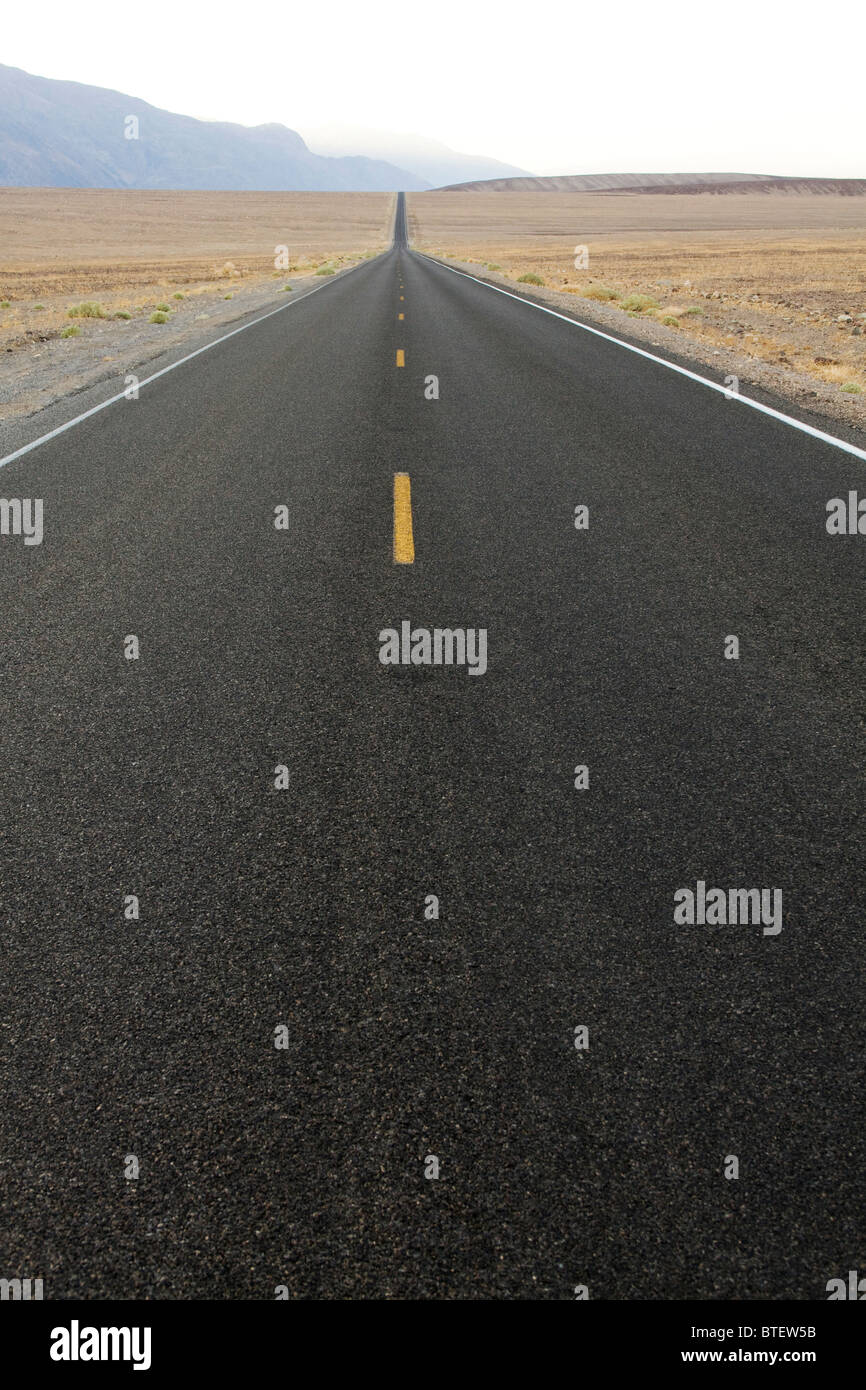 Gerade Asphaltstraße in den amerikanischen Südwesten Wüste - Kalifornien USA Stockfoto