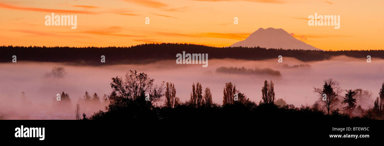 Berg in der Silhouette durch eine schöne bunte sunsrise Stockfoto