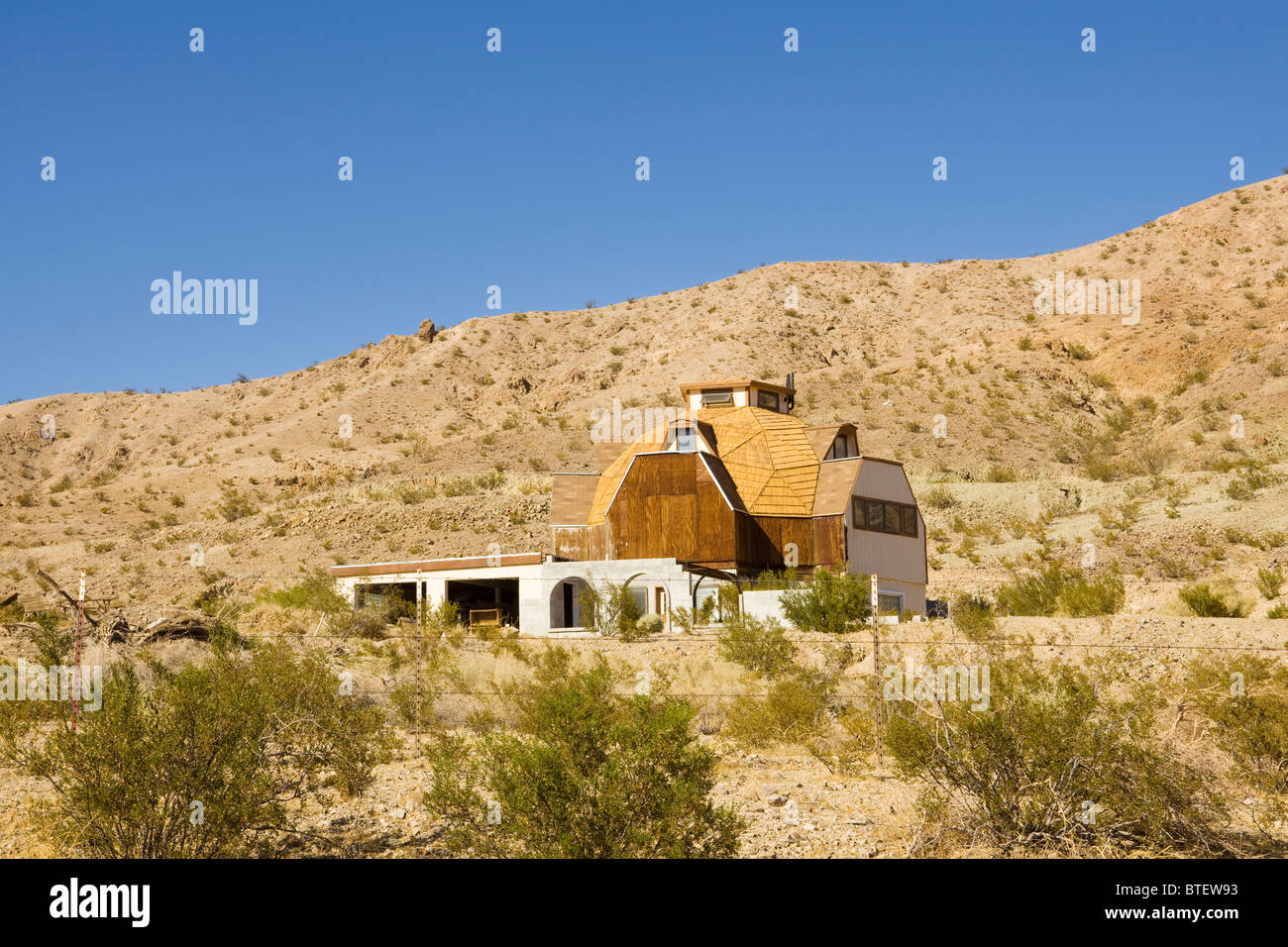Nordamerikanische Wüste Haus mit geodätischen Designs - Mojave-Wüste, USA Stockfoto
