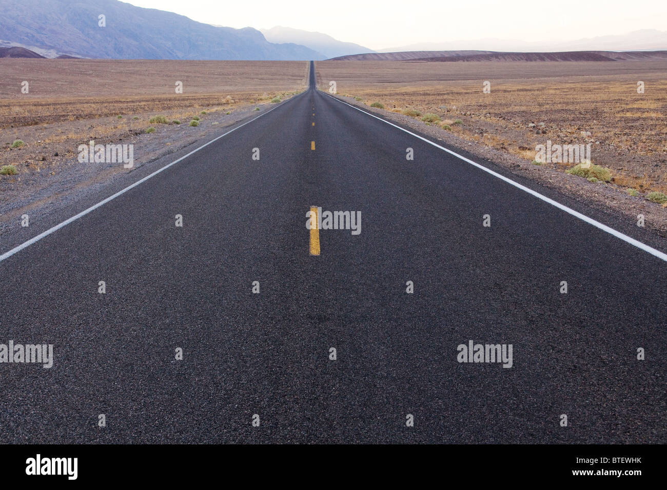 Gerade Asphaltstraße in den amerikanischen Südwesten Wüste - Kalifornien USA Stockfoto