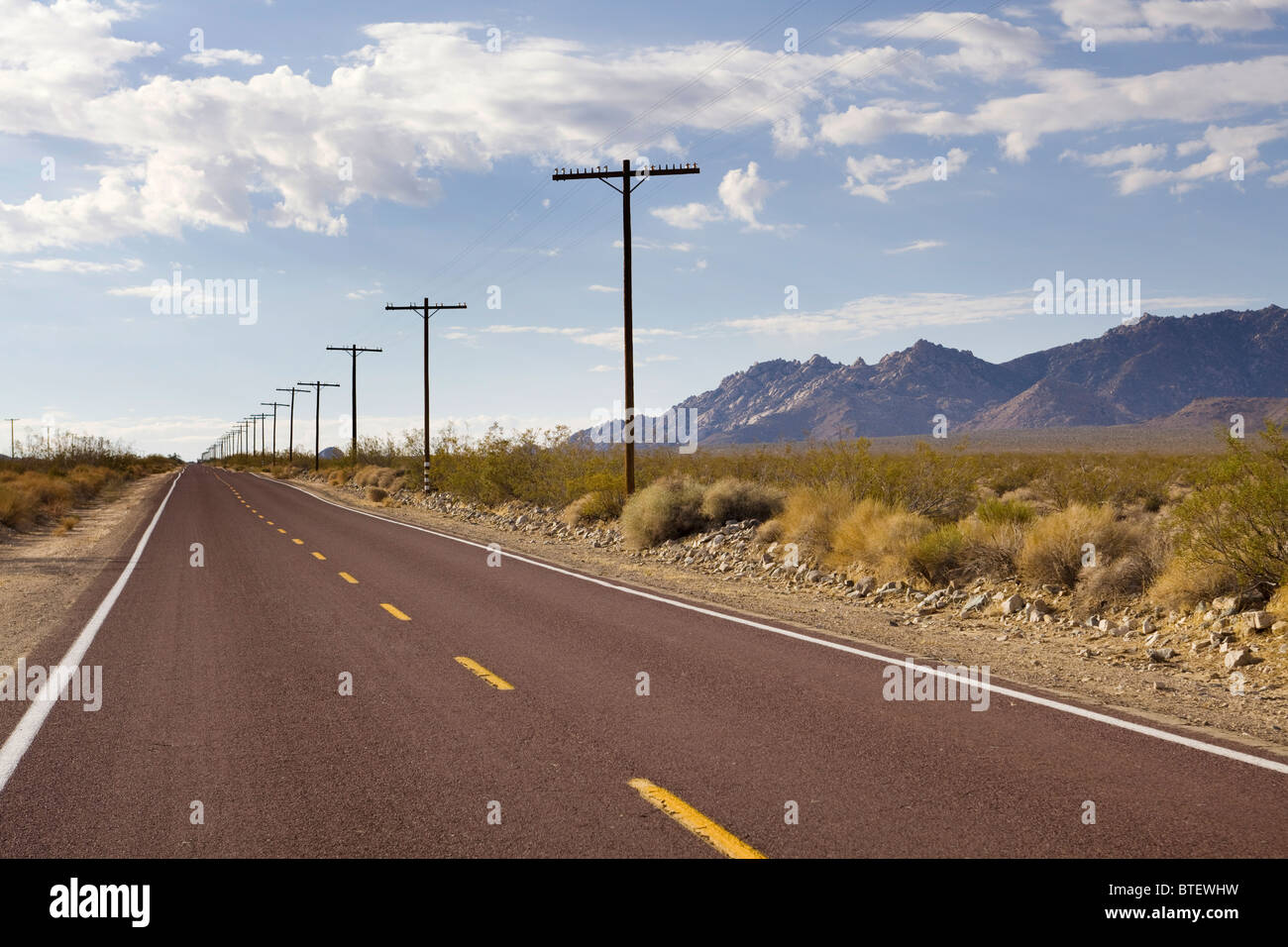 Telefonmasten Desert Highway - Kalifornien USA Stockfoto