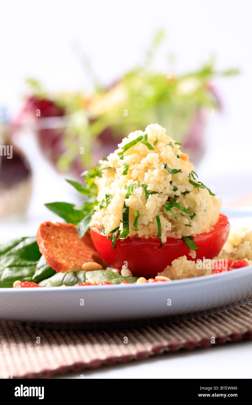 Couscous gefüllte Tomaten Stockfoto