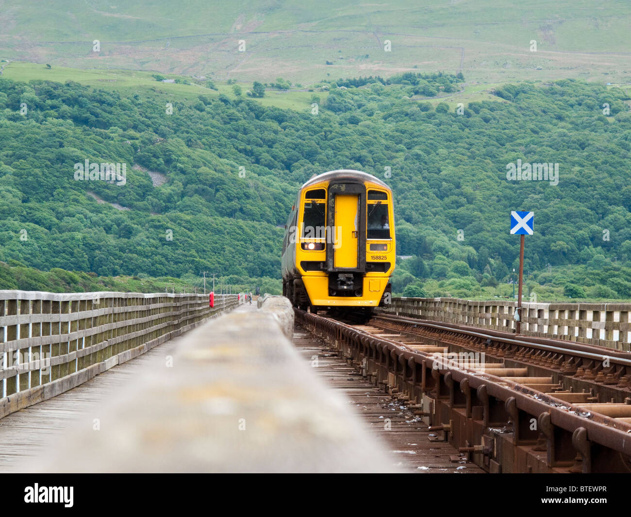 Überqueren die Eisenbahnbrücke über Mawddach Mündung Barmouth Wales zu trainieren Stockfoto