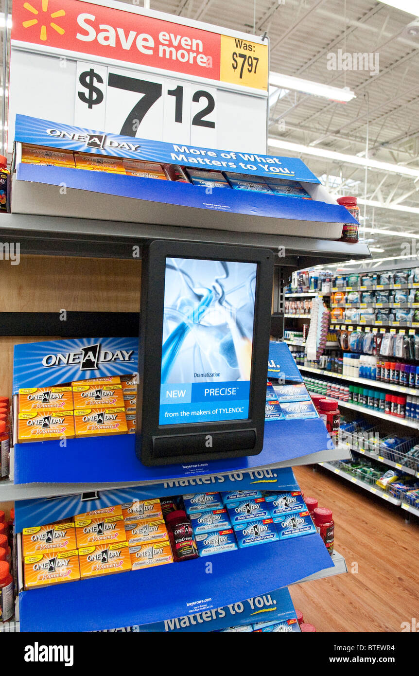 Digital Signage auf TFT Monitor Märkte Vitamine Endkappe Display bei Walmart Store in Austin, Texas USA Stockfoto