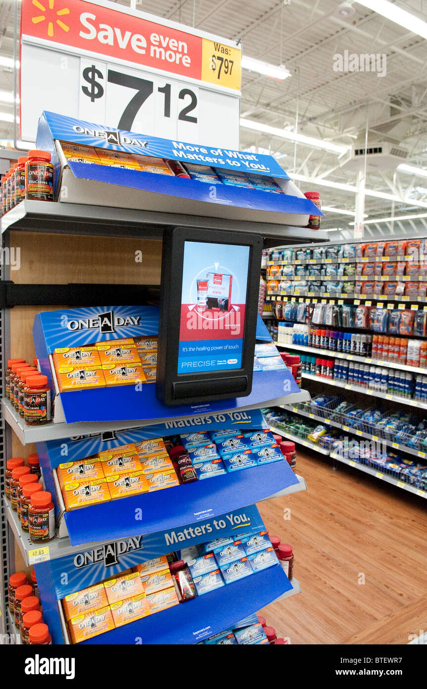 Digital Signage auf TFT Monitor Märkte Vitamine Endkappe Display bei Walmart Store in Austin, Texas USA Stockfoto