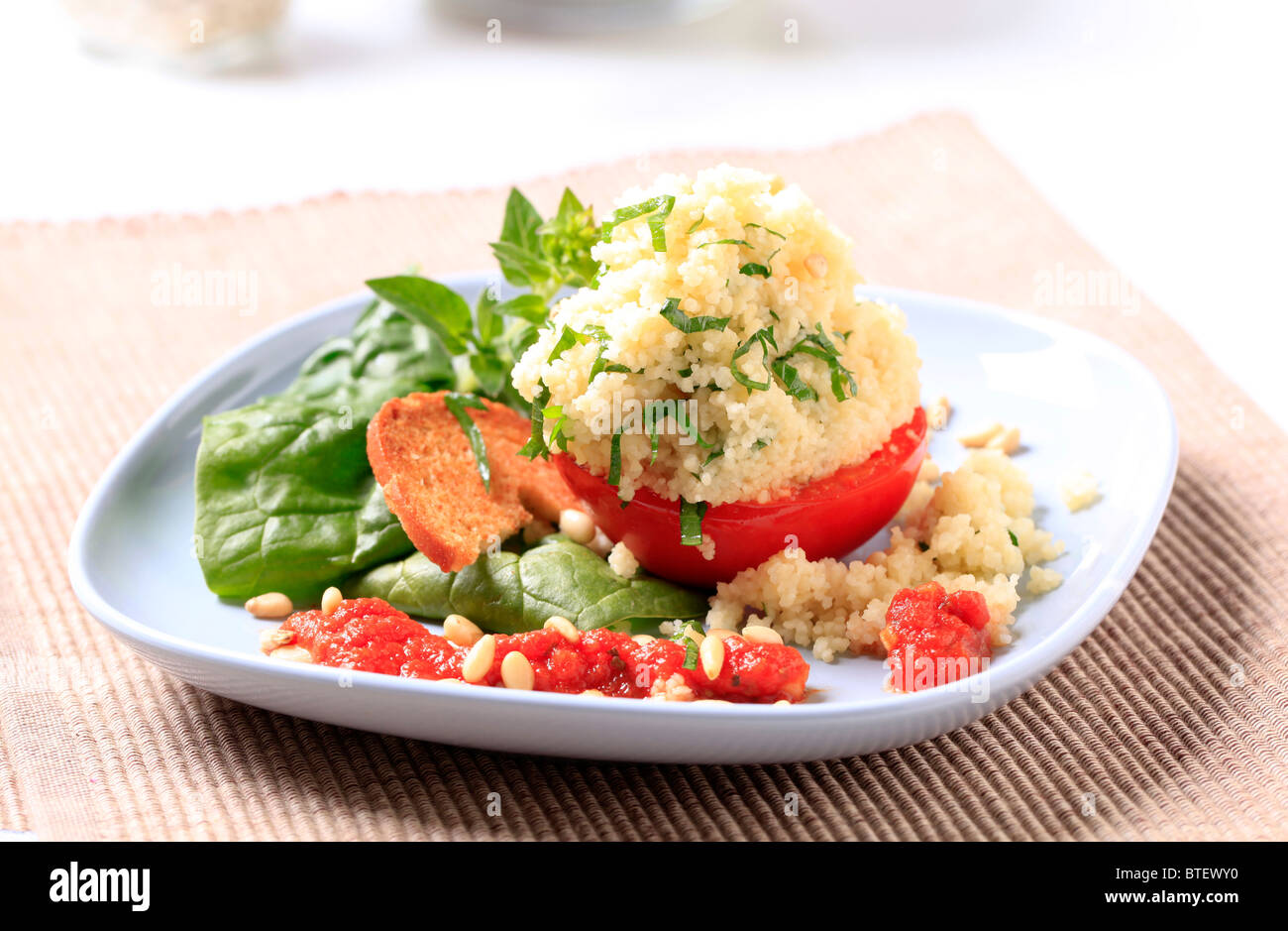 Couscous gefüllte Tomaten Stockfoto