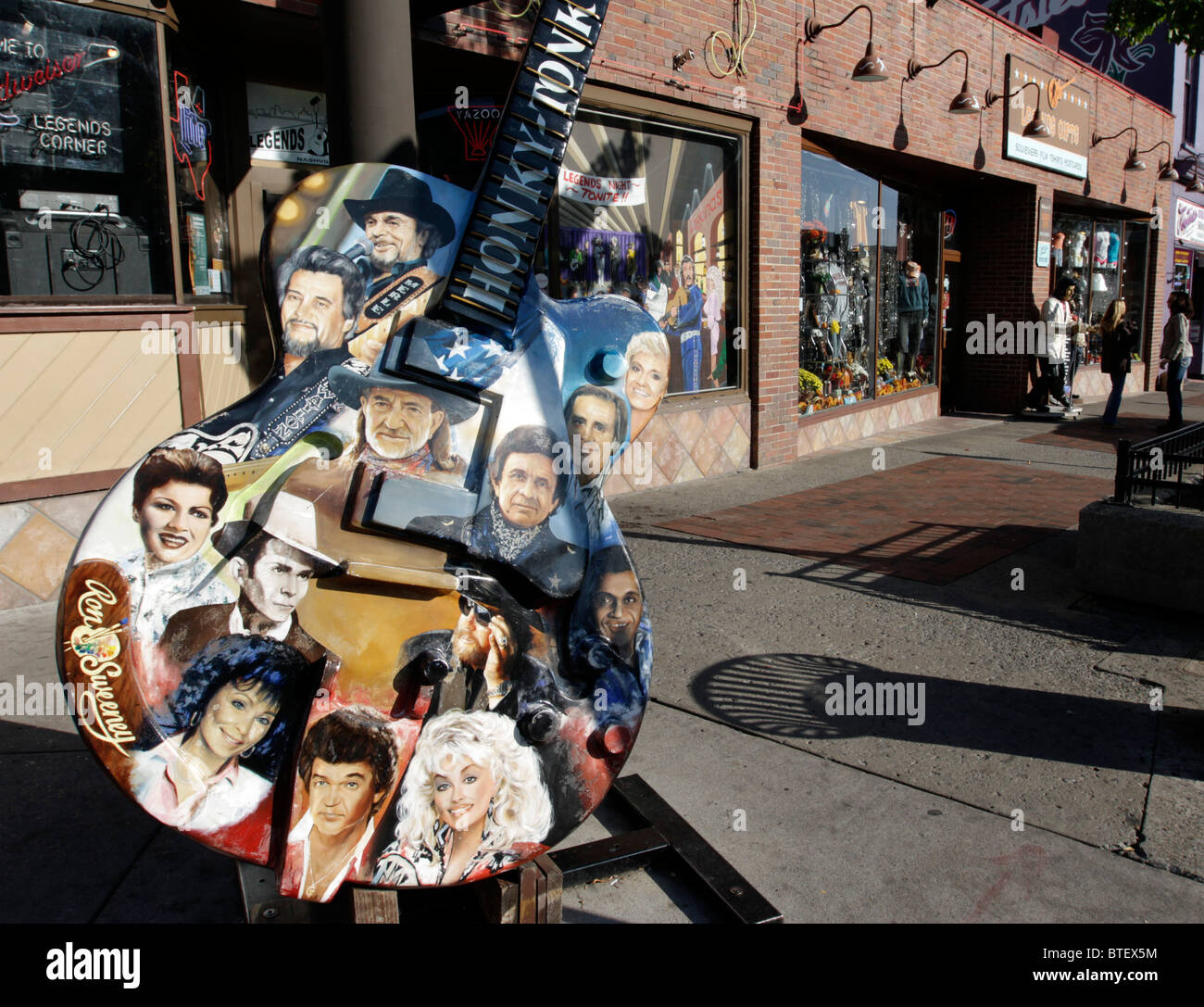 Eine übergroße Gitarre Darstellung Countrymusik legendäre Sänger schmückt Broadway, im historischen Viertel von Nashville. Stockfoto
