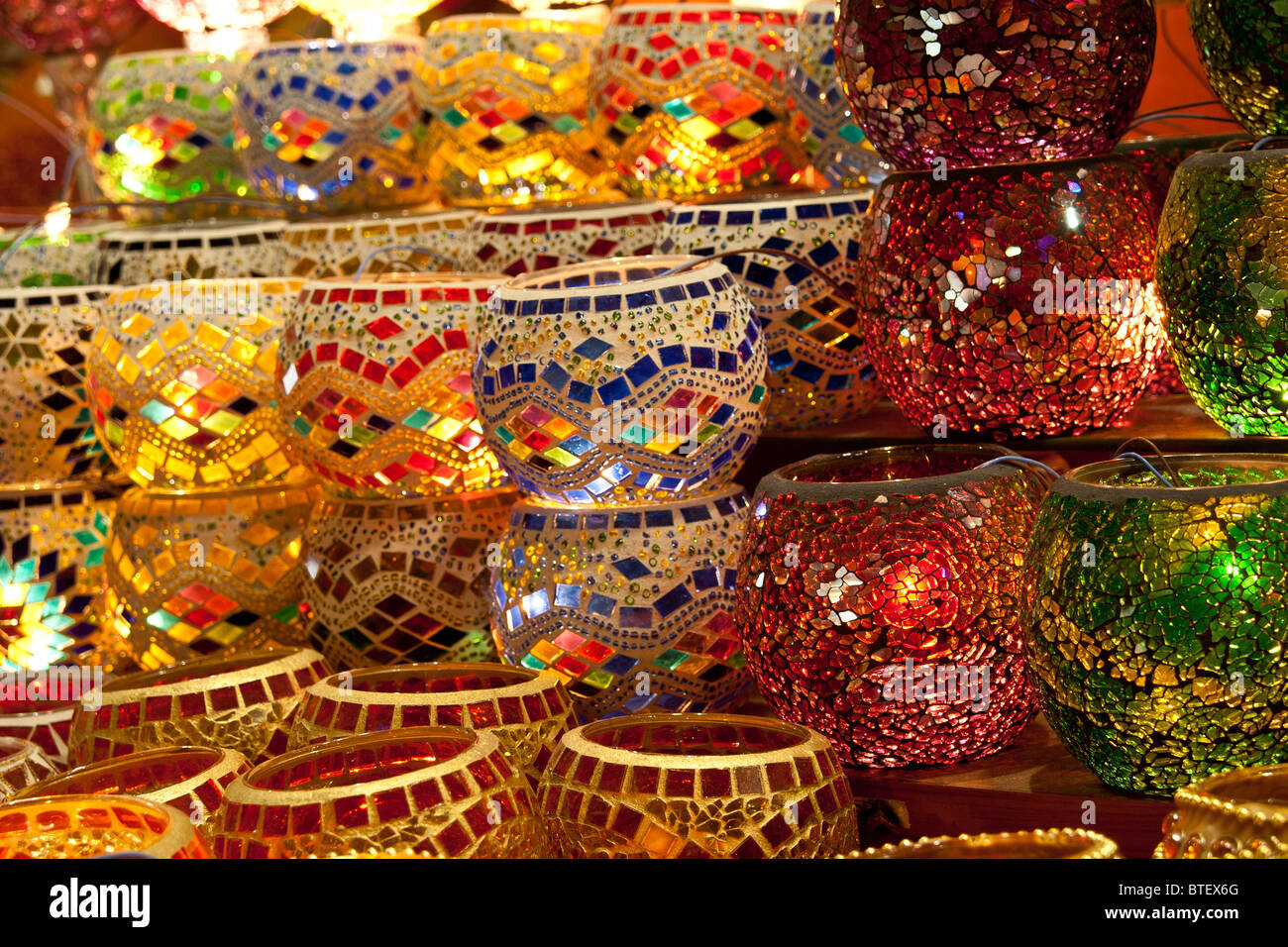 Kerzenständer in der Gewürzbasar, Istanbul, Türkei Stockfoto