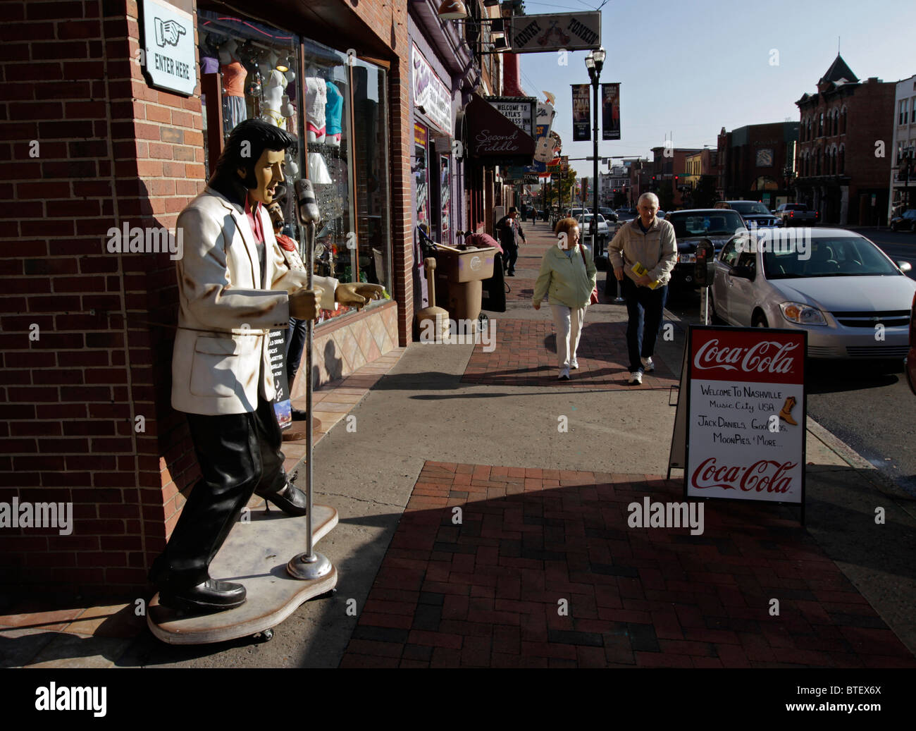 Eine Statue von Elvis Presley Größe ziert die Vorderseite einer Filiale am Broadway, im historischen Viertel von Nashville. Stockfoto