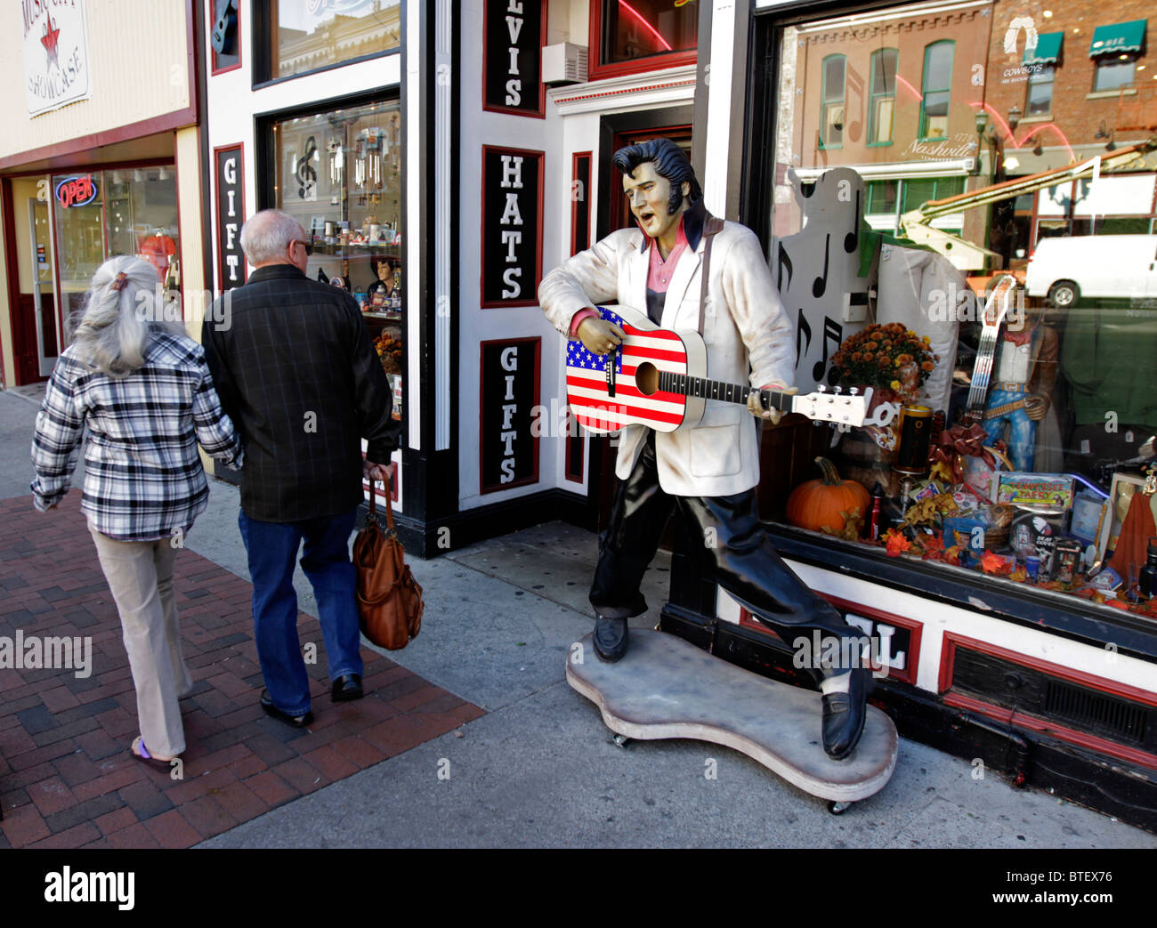 Besucher in Nashville historischen Broadway Avenue vorbei ein Shop mit eine lebensgroße Statue von Elvis Presley Stockfoto
