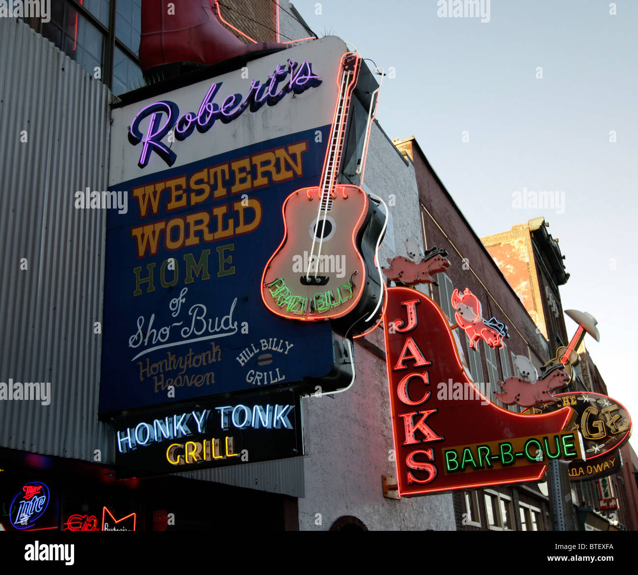 Neon Schilder außen Betriebe bieten live-Musik am Broadway, im historischen Viertel von Nashville. Stockfoto