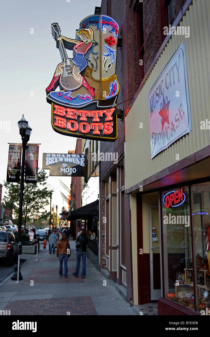 Neon Schilder außen Betriebe bieten live-Musik am Broadway, im historischen Viertel von Nashville. Stockfoto