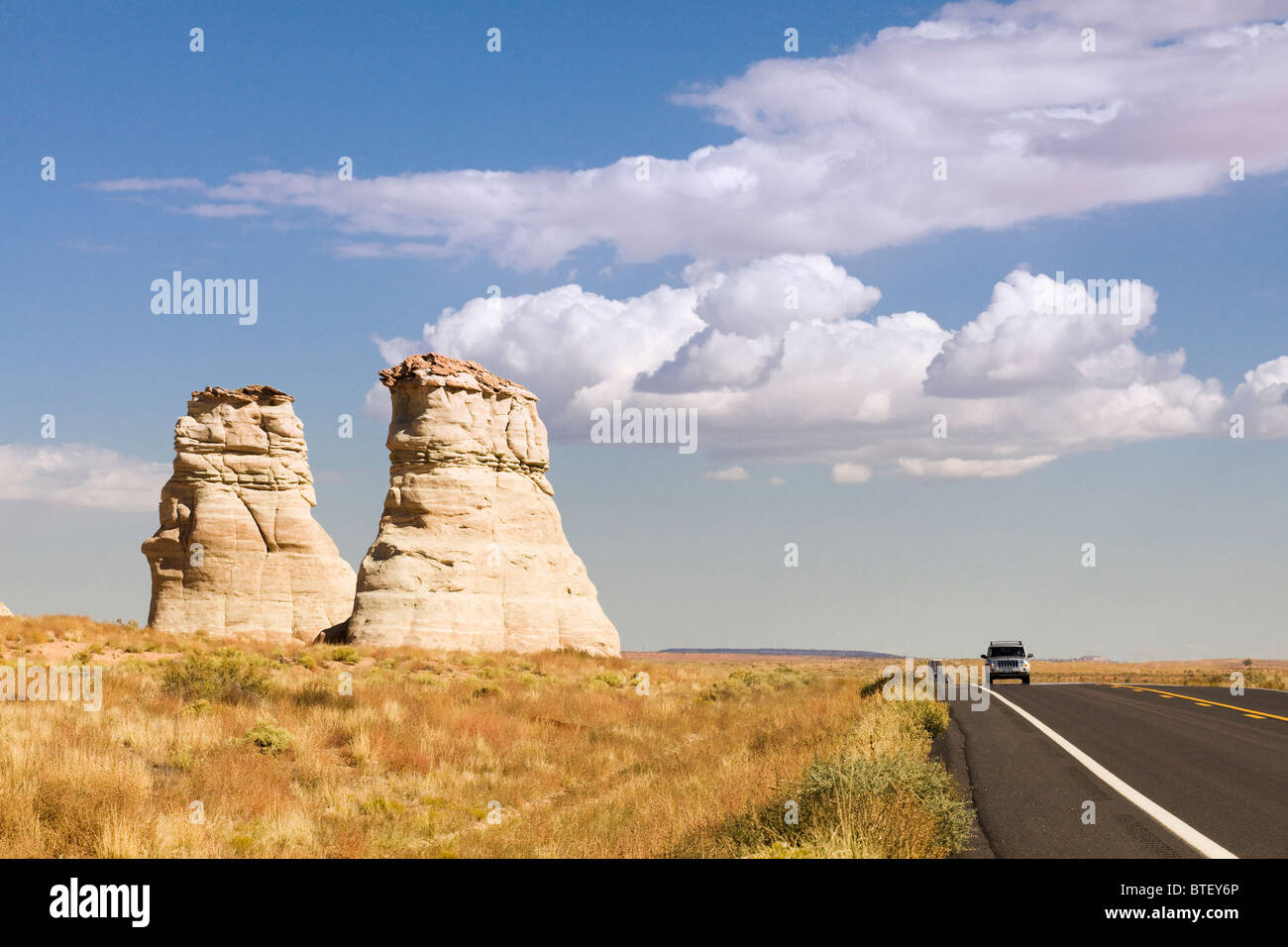 Sedimentgestein Sandsteinformationen neben Autobahn - Arizona, USA Stockfoto