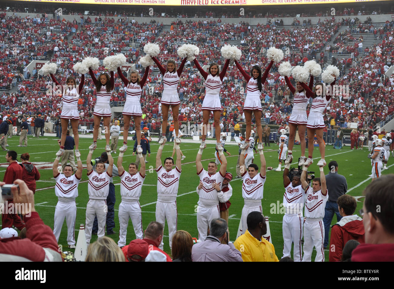 Universität von Alabama Cheerleader beim Fußballspiel. Stockfoto