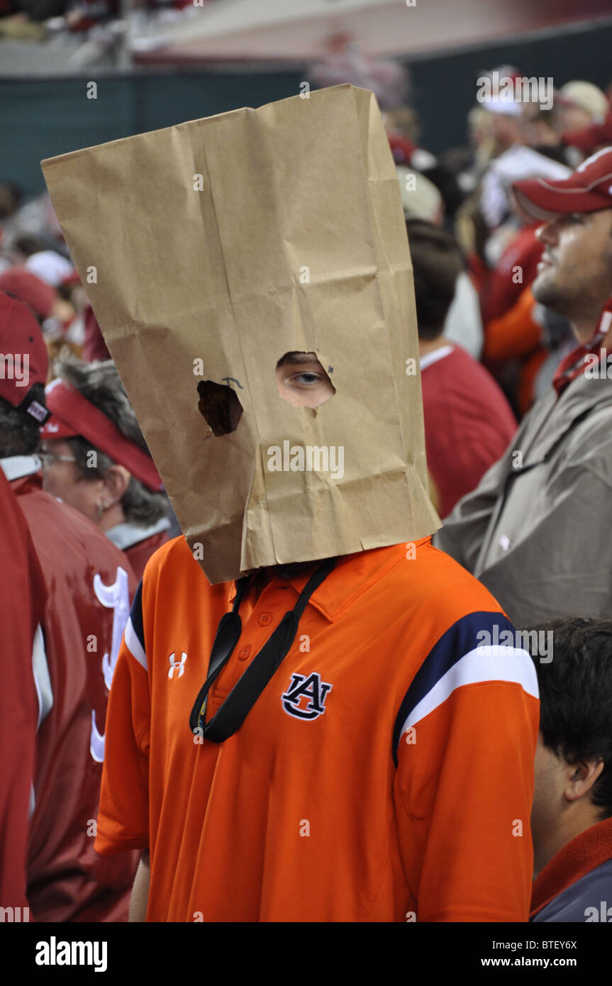 Auburn University Fußballfan zeigt Verlegenheit mit Papiertüte über den Kopf. Stockfoto