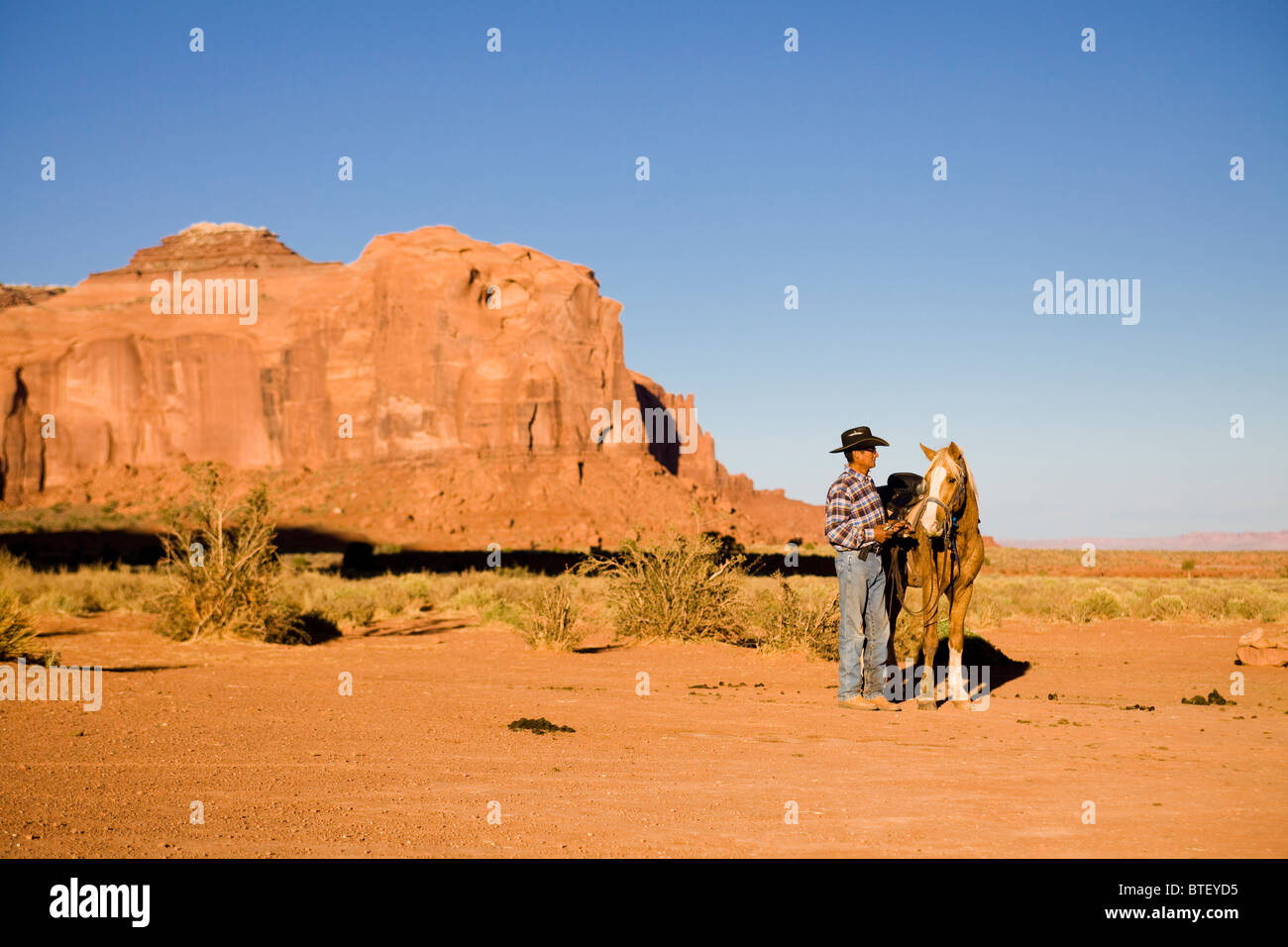 Navajo Führer und Pferd stehen im Monument Valley - Utah USA Stockfoto
