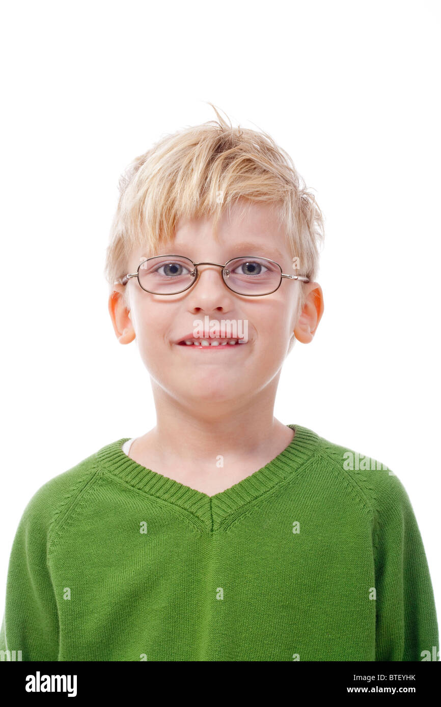 Bildnis eines Knaben mit blondem Haar und Brille - isoliert auf weiss Stockfoto